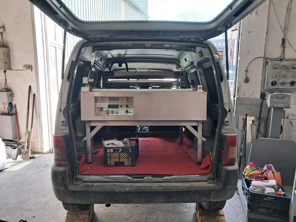Hafif ticari aracın bagajına yüklenmiş IMC Super-Inox makinesi