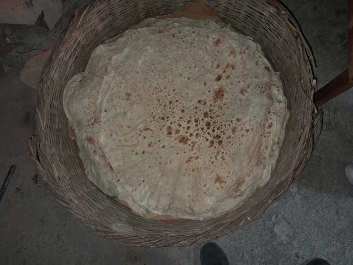 Sepette üst üste dizilmiş, yeni pişmiş köy yufkaları